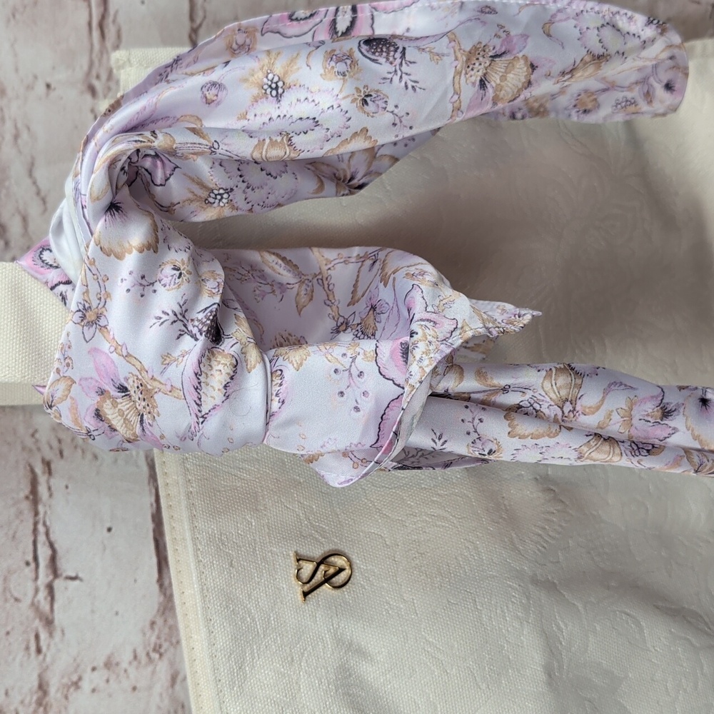 Victoria's Secret Ivory Floral-Embossed Tote Bag w/ Scarf Logo Bag Nwt - Picture 2 of 8